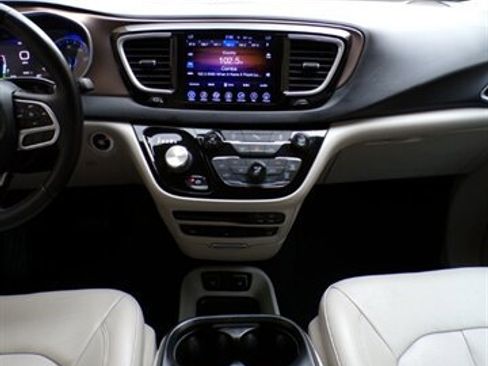 Used 2017 Chrysler Pacifica Touring-L Plus image 38