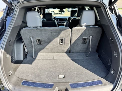 Used 2022 Buick Enclave Essence w/ Experience Buick Package image 9