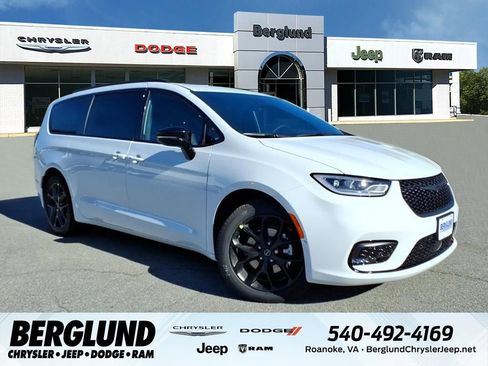 New 2026 Chrysler Pacifica Select w/ S Appearance Package image 1