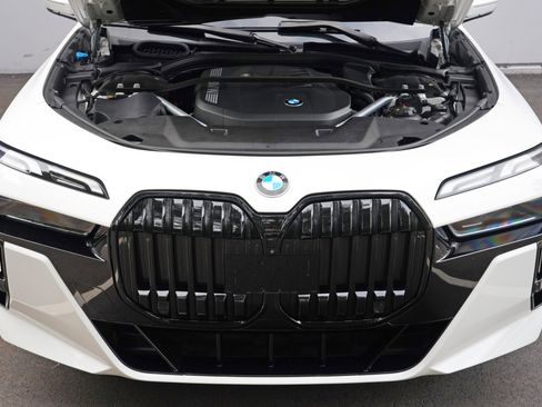 Used 2023 BMW 740i w/ Parking Assistance Package RWD image 8