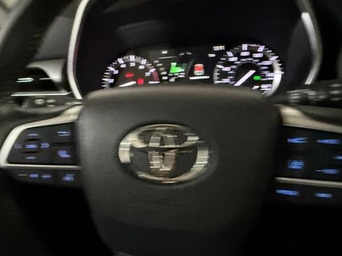 Used 2022 Toyota Highlander XLE AWD/4WD image 16