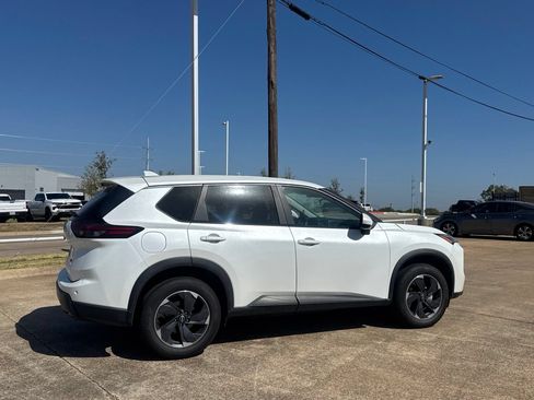 Certified 2024 Nissan Rogue SV FWD image 27