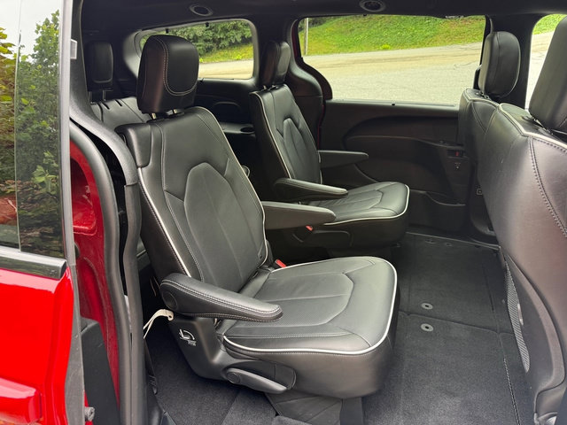 Used 2025 Chrysler Pacifica Limited FWD image 21
