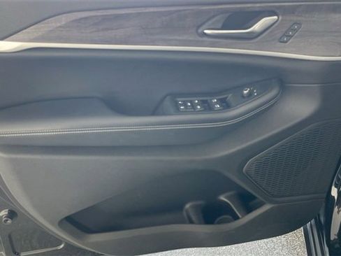 Used 2023 Jeep Grand Cherokee L Limited w/ Black Appearance Package image 36