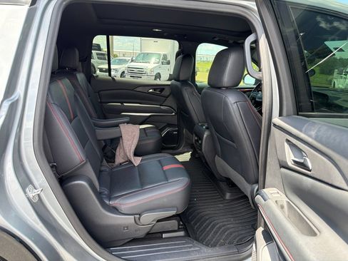 Used 2024 Chevrolet Traverse RS FWD image 11