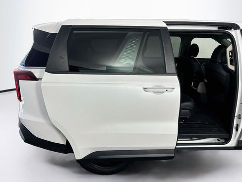 Used 2025 Kia Carnival FWD image 32