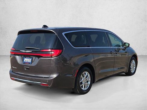 Used 2023 Chrysler Pacifica Touring-L FWD image 5
