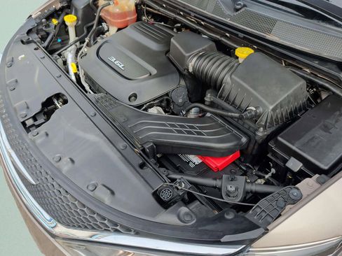 Used 2017 Chrysler Pacifica Touring-L image 36