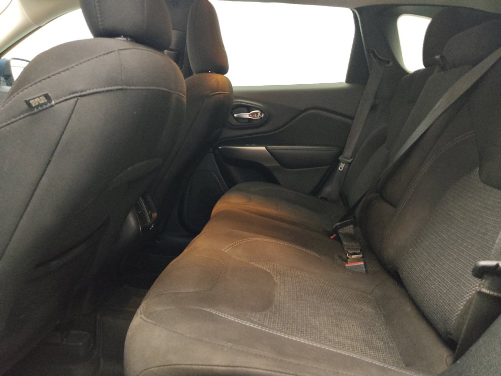 Used 2021 Jeep Cherokee Latitude FWD image 18