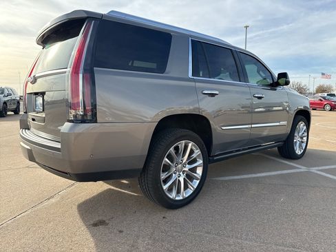 Used 2019 Cadillac Escalade Premium Luxury image 3
