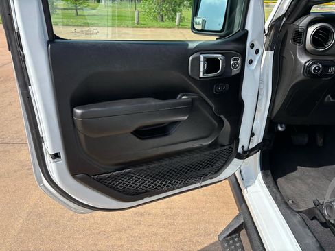 Used 2023 Jeep Gladiator Sport AWD/4WD image 12