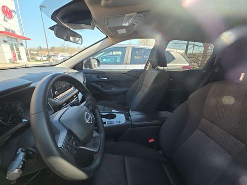 Used 2025 Nissan Rogue SV image 9