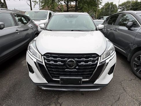 Used 2021 Nissan Kicks SV FWD image 2