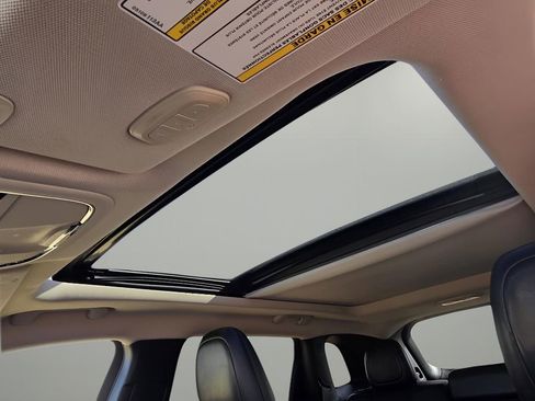 Used 2016 Jeep Cherokee Trailhawk w/ Comfort/Convenience Group image 24