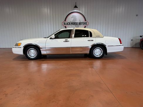 Used 2002 Lincoln Town Car Executive image 2