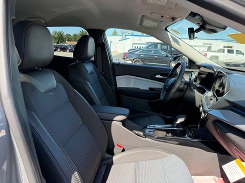 Used 2025 Chevrolet Trax LT FWD image 21