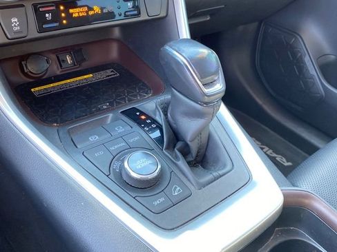 Used 2019 Toyota RAV4 Limited image 12
