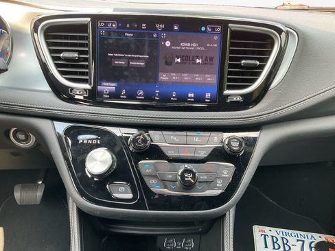 Used 2025 Chrysler Pacifica Limited FWD image 11