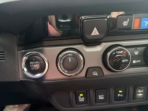 Used 2017 Toyota Tacoma TRD Sport w/ Premium & Technology Package image 17