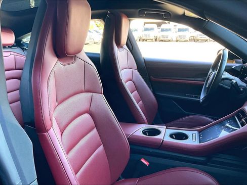 Used 2022 Porsche Taycan image 8
