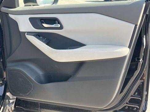 Used 2025 Nissan Rogue SV FWD image 26