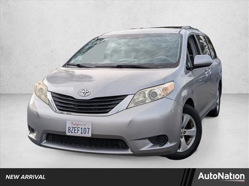 Used 2012 Toyota Sienna LE image 1