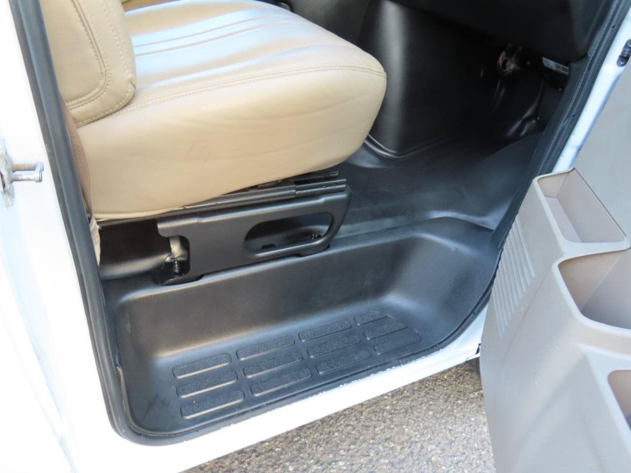 Used 2022 Chevrolet Express 3500 w/ Driver Convenience Package RWD image 17