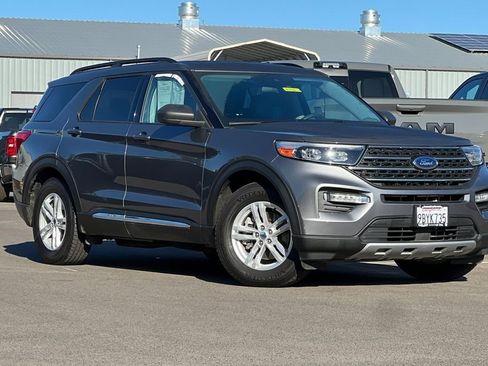 Used 2022 Ford Explorer XLT w/ Equipment Group 202A RWD image 2