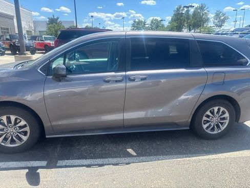 Used 2022 Toyota Sienna LE FWD image 2