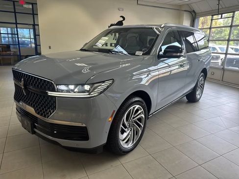 Used 2025 Lincoln Navigator Reserve AWD/4WD image 3