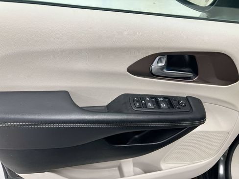 Used 2023 Chrysler Voyager LX FWD image 20