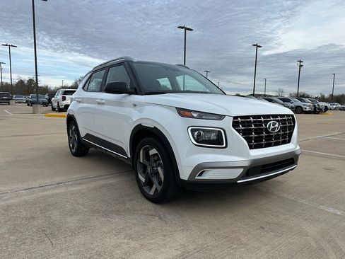 Used 2025 Hyundai Venue Limited image 3
