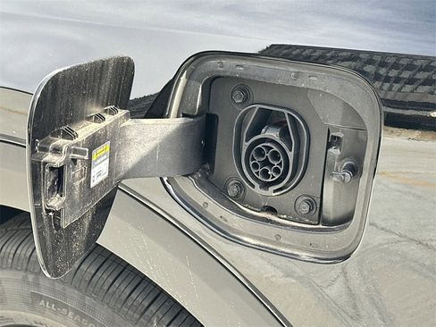 New 2025 Kia Niro EX image 17