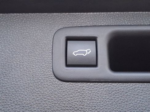 Used 2022 Toyota Highlander LE image 30