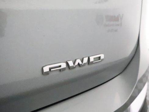 Used 2024 GMC Terrain SLT image 30