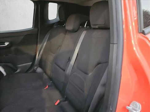 Used 2018 Jeep Renegade Latitude w/ Popular Equipment Group image 16