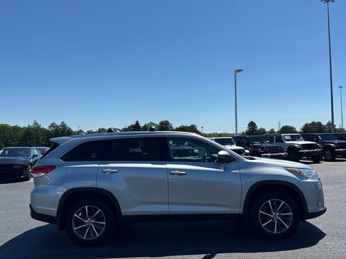 Used 2019 Toyota Highlander XLE FWD image 2