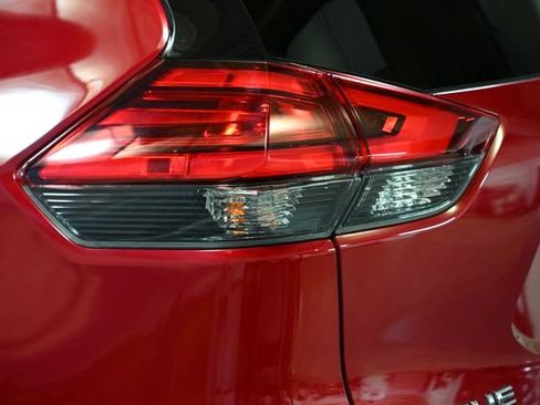 Used 2017 Nissan Rogue SV AWD/4WD image 14