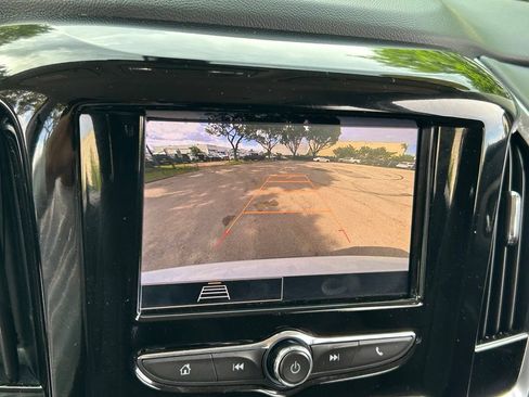 Used 2021 Chevrolet Traverse LS FWD image 23