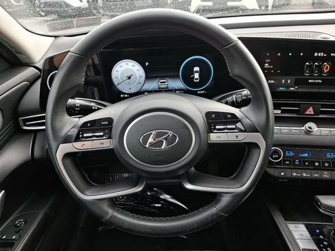 Used 2022 Hyundai Elantra Limited w/ Preferred Accessory Package FWD image 19