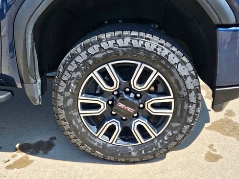 Used 2022 GMC Sierra 2500 AT4 w/ AT4 Premium Plus Package AWD/4WD image 3