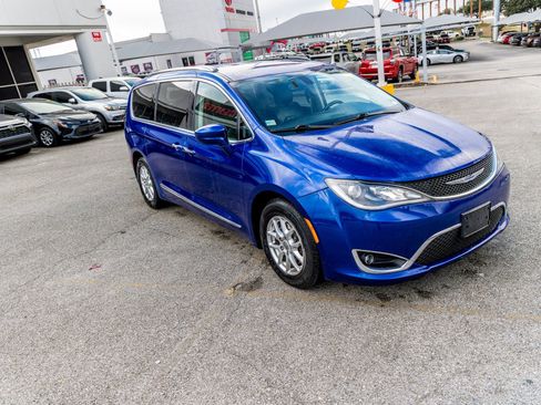 Used 2020 Chrysler Pacifica Touring-L image 5