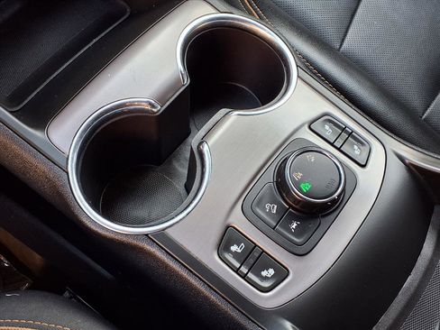 Used 2022 GMC Terrain AT4 image 9