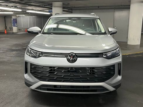 New 2025 Volkswagen Tiguan SE image 32