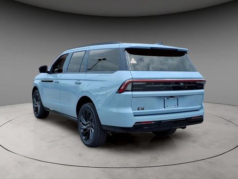 New 2026 Lincoln Navigator Reserve w/ Jet Appearance Package AWD/4WD image 2
