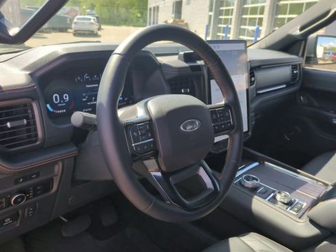 Used 2024 Ford Expedition Platinum image 10