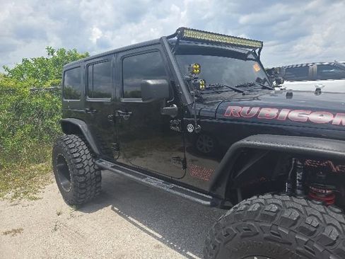 Used 2011 Jeep Wrangler Unlimited Rubicon w/ Connectivity Group AWD/4WD image 7