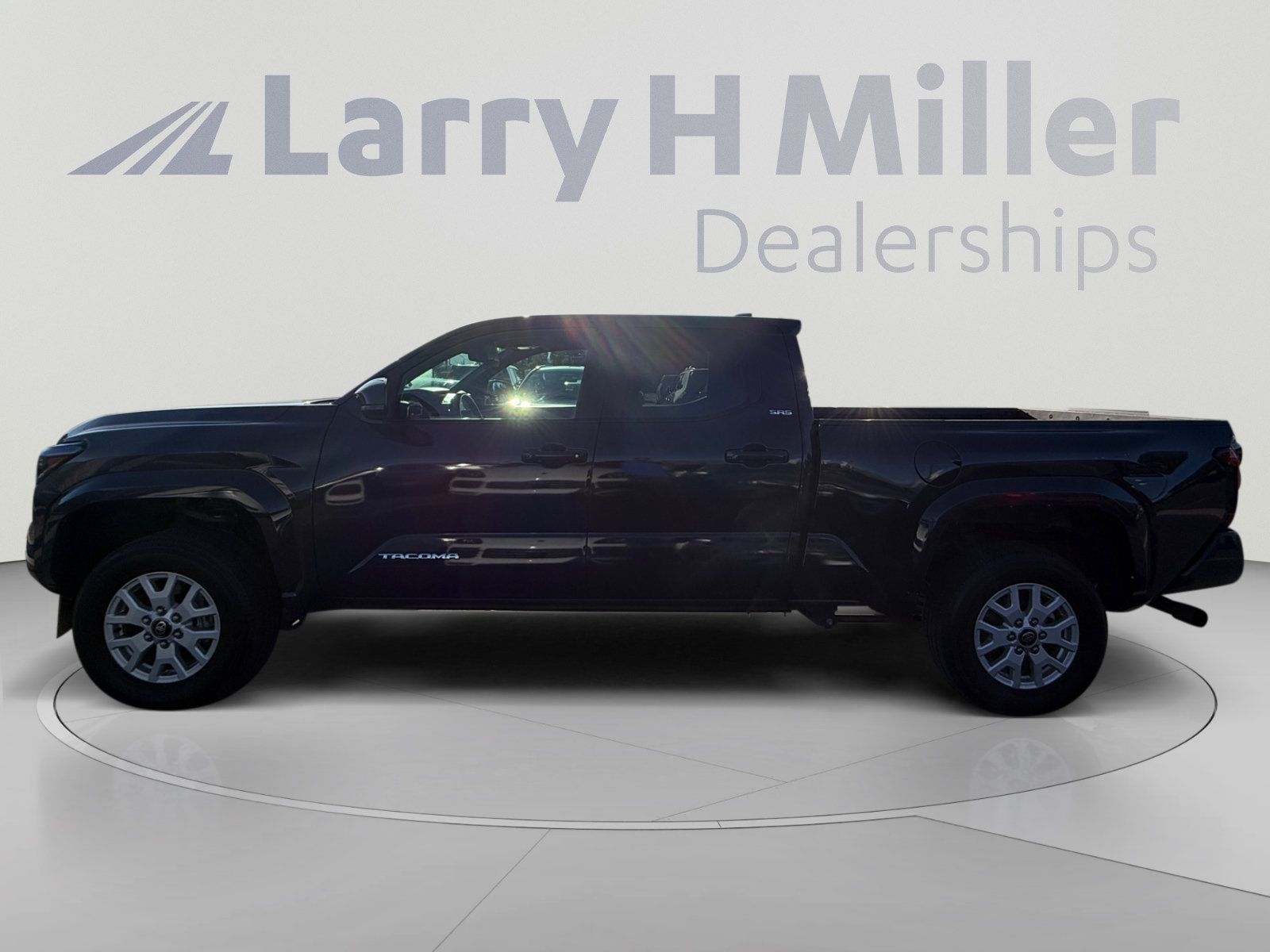Used 2025 Toyota Tacoma SR5 AWD/4WD image 2