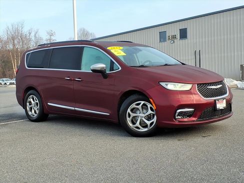 Used 2023 Chrysler Pacifica Limited FWD image 2