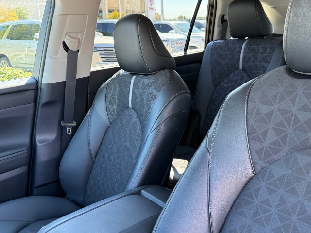 Used 2024 Toyota Highlander XLE FWD image 12